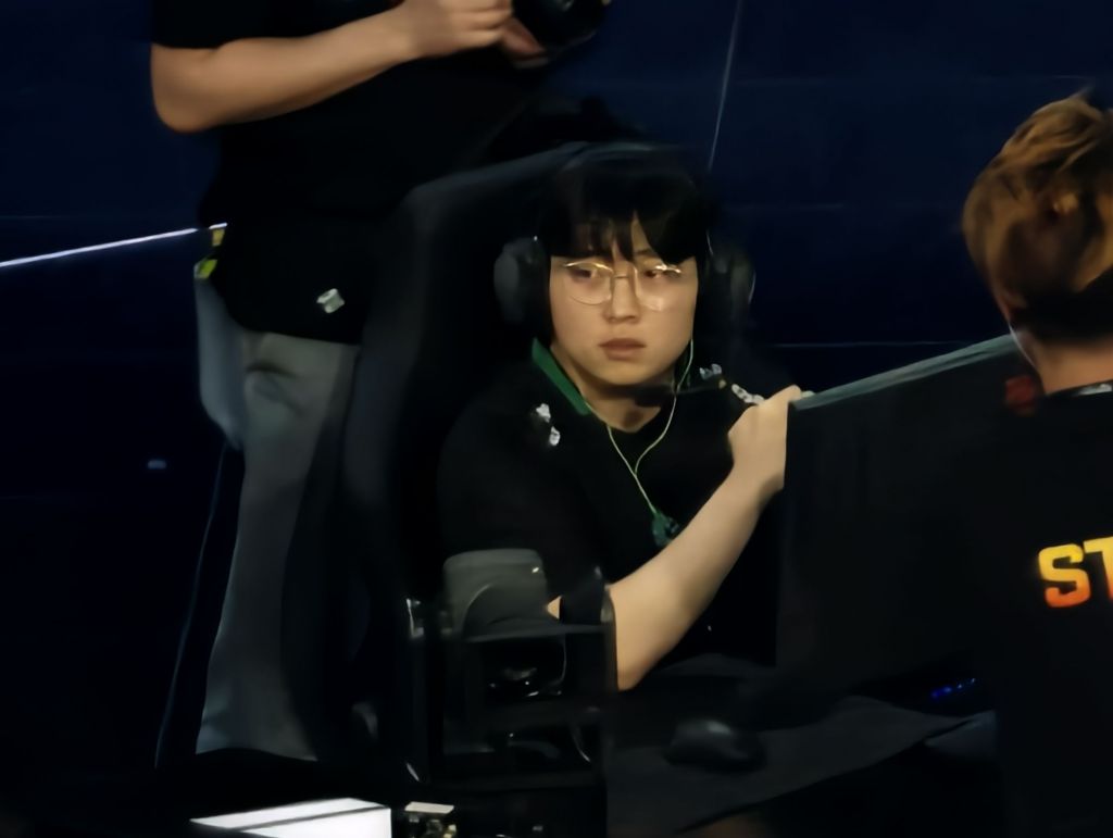 赛季发车亮点：车队B抢跑战术与车手C惊艳表现-雷火竞技